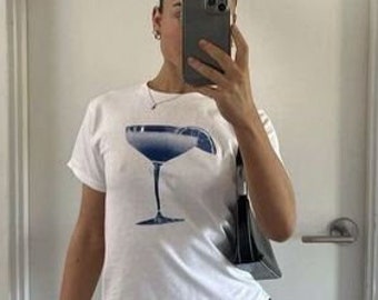 Baby tee cocktail bleu, t-shirt martini, vêtements de l'an 2000, haut tendance, chemise rétro, t-shirt années 90, stockholm style y2k blanc