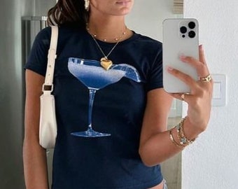 Baby tee cocktail bleu, t-shirt martini, vêtements de l'an 2000, haut tendance, chemise rétro, t-shirt années 90, stockholm style y2k bleu