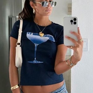 Baby tee cocktail bleu, t-shirt martini, vêtements de l'an 2000, haut tendance, chemise rétro, t-shirt années 90, stockholm style y2k blanc image 2