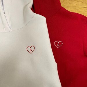 Sweatshirt für Paare, Stickerei, Herz und Initialen, Valentinstag-Sweatshirt, Sweatshirt für Verliebte, Hochzeitsdatum-Sweatshirt, Kapuze/Rundhalsausschnitt Bild 1