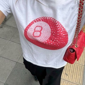 T-shirt mixte porte-bonheur, t-shirt boule de billard strass rouge, t-shirt Stockholm style, t-shirt pour lui, cadeau, t-shirt coton, y2k image 5