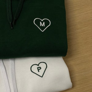 Sweatshirt für Paare, Stickerei, Herz und Initialen, Valentinstag-Sweatshirt, Sweatshirt für Verliebte, Hochzeitsdatum-Sweatshirt, Kapuze/Rundhalsausschnitt Bild 4