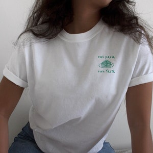 T-shirt eat pasta run fasta, t-shirt unisexe, baby tee vêtements de l'an 2000, haut tendance, chemise rétro, t-shirt années 90, style y2k image 4