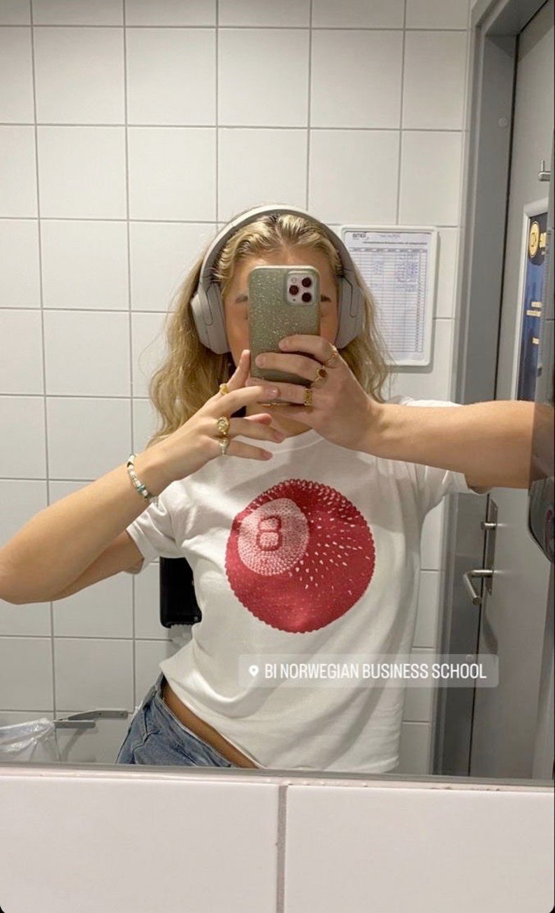 T-shirt mixte porte-bonheur, t-shirt boule de billard strass rouge, t-shirt Stockholm style, t-shirt pour lui, cadeau, t-shirt coton, y2k image 2