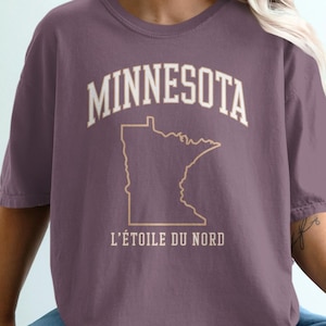 Komfortfarben Minnesota Shirt , Minnesota Zustand Umriss T-Shirt, Minnesota Kleidung, Minnesota Grafik-T-Shirt, Minnesota Geschenkidee