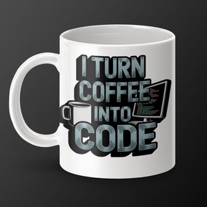 Könnte beinhalten: Weiße Keramik-Kaffeetasse mit einem schwarzen und blauen Design. Die Tasse zeigt den Text "I turn coffee into code" und ein kleines Bild einer Kaffeetasse und eines Computerbildschirms mit Code.