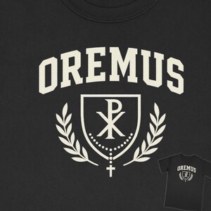Camisa católica Comfort Colors Oremus, símbolo Chi Rho, camiseta de fé cristã, camisa de igreja, presentes católicos para ele e ela, roupas de fé