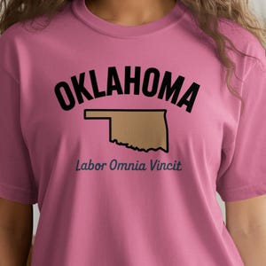 Komfortfarben Oklahoma State Pride T-Shirt, Oklahoma Labor Omania Vincit T-Shirt, Zustandskarte Shirt, Geschenk für Oklahomaner