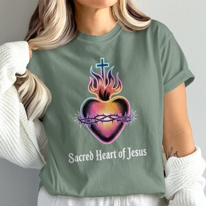 Camiseta Comfort Colors Sagrado Coração de Jesus, Presente Católico, Design Católico Tradicional, Camiseta Devocional, Presente de Vestuário Religioso