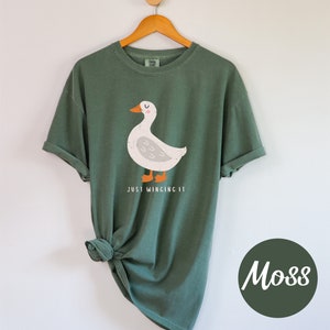 Goose Tshirt, Vintage Goose Shirt, Just Winging It, Funny T-shirt, Vintage Style, Comfort colors T-shirt