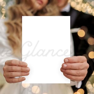 カード モックアップ、結婚式招待状、結婚式招待状、カード モックアップ 5x7、招待状モックアップ、ウェディング カード モックアップ、透明な png カードを持つ手