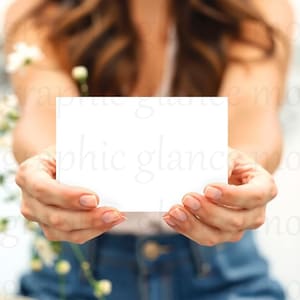 Maquette de carte, 4 x 6, feuilles persistantes, carte d'invitation, carte d'invitation, invitation, carte de voeux stationnaire, anniversaire, carte de mariage, png, mains tenant la carte