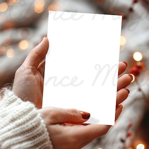 Mockup di biglietto 4x6, autunno, Natale, mani che tengono il mockup di biglietto, invito di cartolina postale, biglietto di auguri, biglietto di compleanno, biglietto di nozze, trasparente