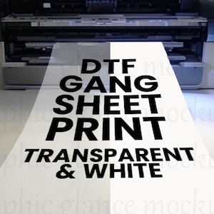 Könnte beinhalten: Ein weißes Blatt Papier mit dem Text "DTF GANG SHEET PRINT TRANSPARENT & WHITE" in fetten schwarzen Buchstaben. Das Papier kommt aus einem großen Drucker. Der Hintergrund ist hellgrau und weiß.