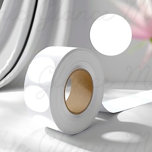 Puede incluir: Un rollo de etiquetas redondas blancas con un núcleo marrón. Las etiquetas están dispuestas en círculo alrededor del núcleo.