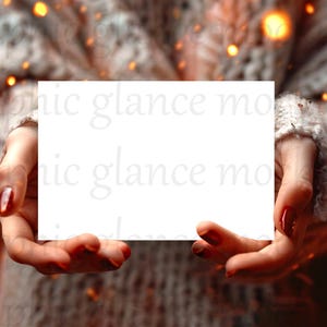 Maqueta de tarjeta 4x6, horizontal, otoño, Navidad, manos sosteniendo la tarjeta, tarjeta postal, invitación, tarjeta de felicitación, tarjeta de cumpleaños, transparente