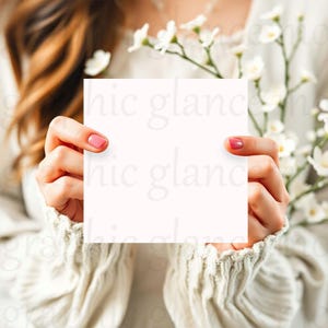 Quadratisches Kartenmodell, Kartenmodell, 5x5, Evergreen, Hochzeitseinladung, Geburtstagseinladung, Invite Mockup, Hände halten Kartenmodell, png