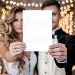 カード モックアップ | 結婚式招待状 | 結婚式招待状 | カード モックアップ 5x7 | 招待状モックアップ、結婚式カード モックアップ、透明 png、カードを持つ手