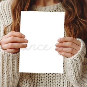 Maquette de carte 5 x 7, mains tenant la maquette de carte, invitations à une fête, invitations à des cartes de voeux fixes, carte de mariage d'anniversaire, carte transparente png thumbnail