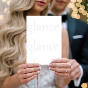 カード モックアップ | 結婚式招待状 | 結婚式招待状 | カード モックアップ 5x7 | 招待状モックアップ、結婚式カード モックアップ、透明 png、カードを持つ手