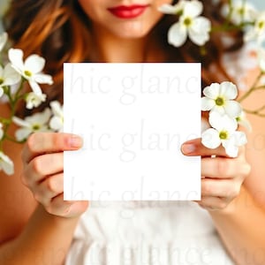 Quadratisches Kartenmodell, Kartenmodell, 5x5, Evergreen, Hochzeitseinladung, Geburtstagseinladung, Invite Mockup, Hände halten Kartenmodell, png