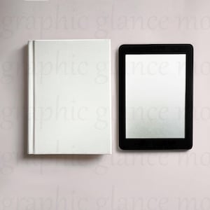 Op de afbeelding: Een wit hardcover boek en een zwarte tablet worden naast elkaar getoond op een lichtroze oppervlak. Het boek heeft een getextureerde kaft en de tablet heeft een leeg scherm.
