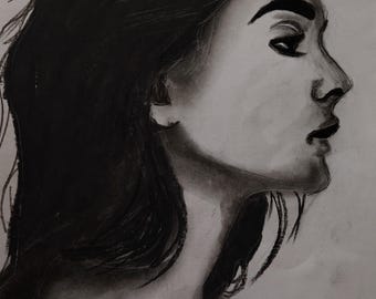 Retrato em carvão preto e branco: referência feminina