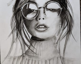 Retrato a carboncillo en blanco y negro: referencia femenina