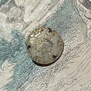 Old French civil collector's button in mother-of-pearl 19th century bee motif image 1