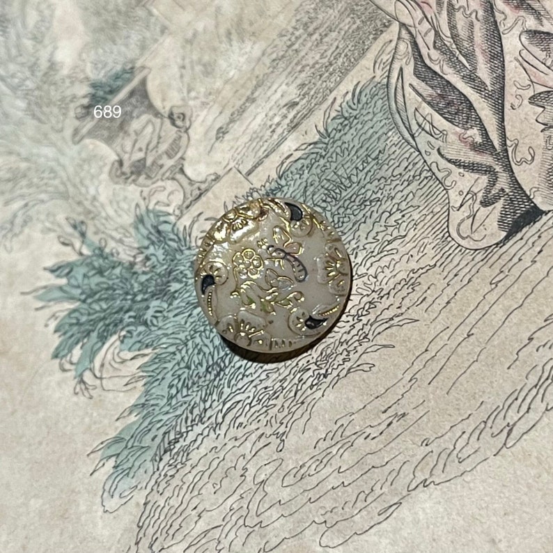 Old French civil collector's button in mother-of-pearl 19th century bee motif image 1