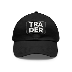 Puede incluir: Gorra de béisbol negra con un parche blanco que dice "TRADER".