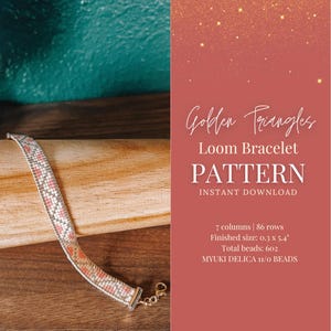 Könnte beinhalten: Ein Webmuster für ein Armband aus Perlen mit geometrischem Design. Das Muster heißt "Golden Triangles" und ist für ein Armband, das 0,8 cm breit und 13,7 cm lang ist. Das Muster benötigt 602 Perlen und wird mit Miyuki Delica 11/0 Perlen hergestellt.