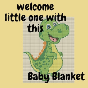 Può includere: Benvenuto piccolo con questa copertina per neonato con un dinosauro verde con accenti arancioni e gialli.