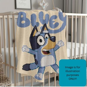Pode incluir: Um cobertor de croch&ecirc; com o personagem Bluey. O cobertor &eacute; bege com uma grande imagem de Bluey em azul, preto e castanho. A palavra "BLUEY" est&aacute; escrita no topo em azul claro. O cobertor est&aacute; sobre um ber&ccedil;o.