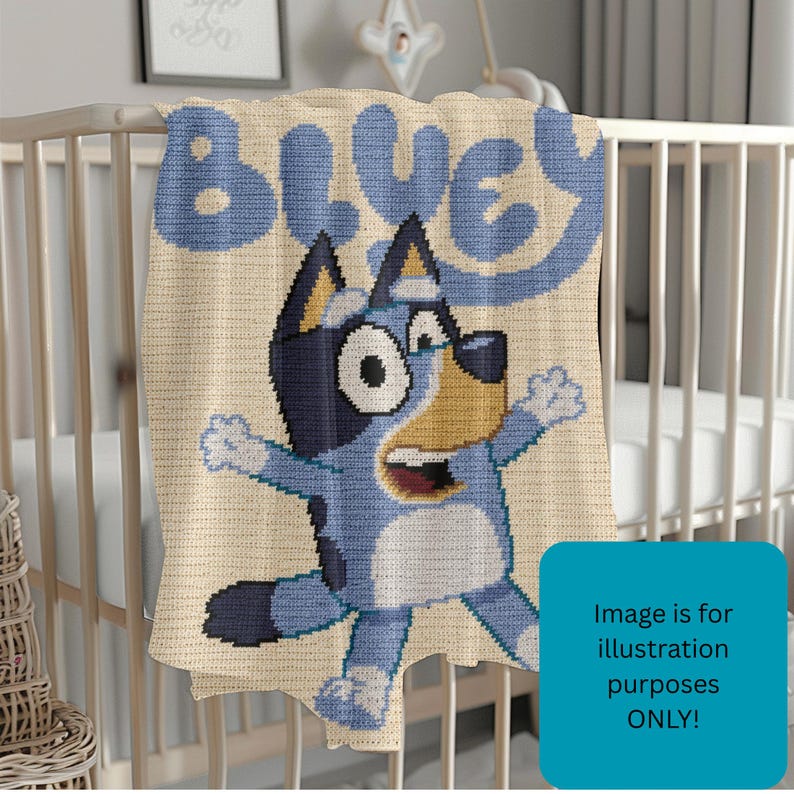 Pode incluir: Um cobertor de croch&ecirc; com o personagem Bluey. O cobertor &eacute; bege com uma grande imagem de Bluey em azul, preto e castanho. A palavra "BLUEY" est&aacute; escrita no topo em azul claro. O cobertor est&aacute; sobre um ber&ccedil;o.