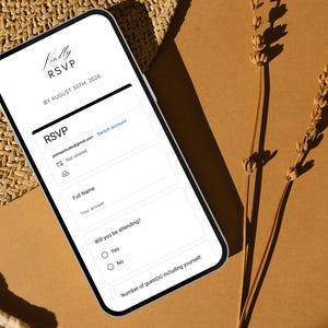 Puede incluir: Una pantalla de tel&eacute;fono inteligente que muestra un formulario RSVP con el texto "Lindly RSVP antes del 30 de agosto de 2026". El formulario solicita la direcci&oacute;n de correo electr&oacute;nico del invitado, su nombre completo y si asistir&aacute;. Tambi&eacute;n solicita el n&uacute;mero de invitados que asistir&aacute;n, incluida la persona que completa el formulario.