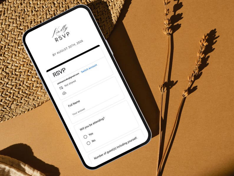 Puede incluir: Una pantalla de tel&eacute;fono inteligente que muestra un formulario RSVP con el texto "Lindly RSVP antes del 30 de agosto de 2026". El formulario solicita la direcci&oacute;n de correo electr&oacute;nico del invitado, su nombre completo y si asistir&aacute;. Tambi&eacute;n solicita el n&uacute;mero de invitados que asistir&aacute;n, incluida la persona que completa el formulario.