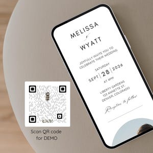 Puede incluir: Una invitaci&oacute;n de boda en la pantalla de un tel&eacute;fono inteligente con fondo blanco y texto negro. La invitaci&oacute;n es para la boda de Melissa y Wyatt el 28 de septiembre de 2026, a las 4 PM en Liberty Gardens en Denver, Colorado. Un c&oacute;digo QR se muestra debajo de la invitaci&oacute;n con el texto "Escanea el c&oacute;digo QR para la DEMO".