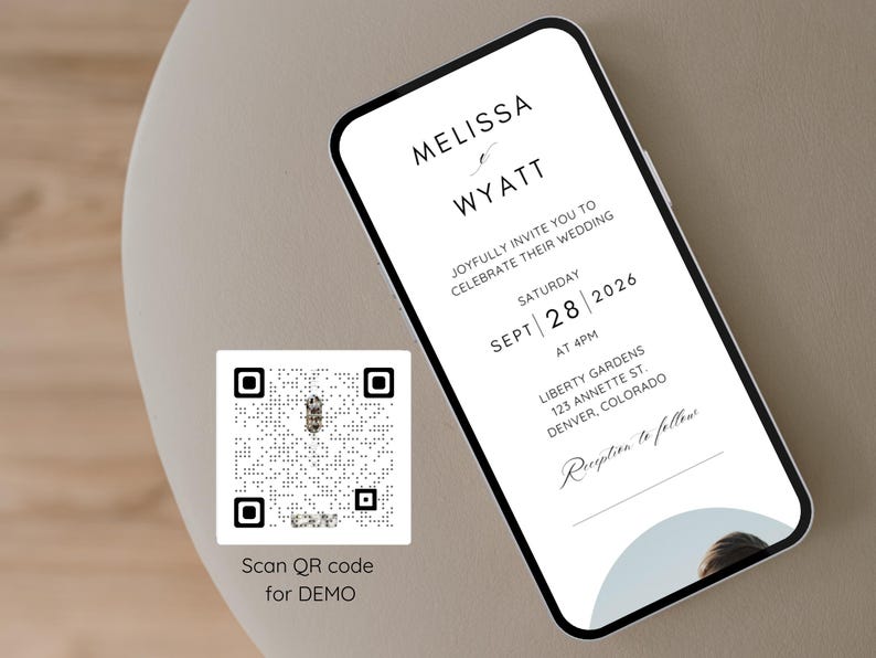 Puede incluir: Una invitaci&oacute;n de boda en la pantalla de un tel&eacute;fono inteligente con fondo blanco y texto negro. La invitaci&oacute;n es para la boda de Melissa y Wyatt el 28 de septiembre de 2026, a las 4 PM en Liberty Gardens en Denver, Colorado. Un c&oacute;digo QR se muestra debajo de la invitaci&oacute;n con el texto "Escanea el c&oacute;digo QR para la DEMO".