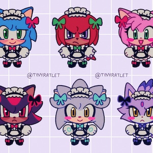 Op de afbeelding: Zes cartoonfiguren gekleed als dienstmeiden. De personages zijn Sonic, Knuckles, Amy, Shadow, Silver en Blaze. Elk personage draagt een zwart-witte dienstmeidenoutfit met een witte geplooide schort en een wit hoofdband. De personages staan allemaal op een paarse achtergrond met een wit rasterpatroon.