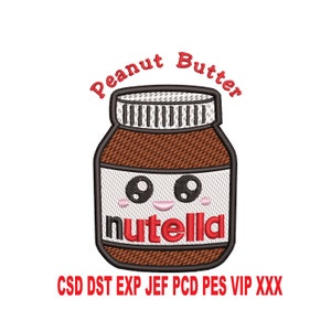 Könnte beinhalten: Ein braunes Glasgefäß mit einem weißen Etikett, auf dem "Nutella" in roten Buchstaben steht. Das Gefäß hat ein süßes Comic-Gesicht mit schwarzen Augen und einem rosafarbenen Lächeln. Der Text "Peanut Butter" ist in roten Buchstaben um den oberen Rand des Gefäßes geschrieben.