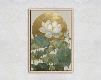 Op de afbeelding: Een ingelijste kunstdruk met een witte lotusbloem tegen een gouden achtergrond en groene bladeren. Het kunstwerk heeft een vintage esthetiek, met een lichtbeige achtergrond en een houten lijst. De lotus is het centrale punt, omringd door gedetailleerde bladeren.
