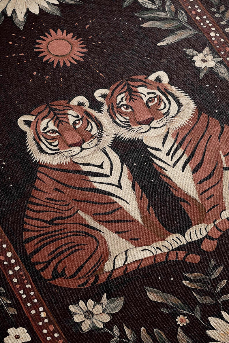 K&ouml;nnte beinhalten: Zwei braune und wei&szlig;e Tiger mit schwarzen Streifen sitzen auf einem dunklen Hintergrund mit einem floralen Muster zusammen. Eine kleine Sonne mit orangefarbenen Strahlen befindet sich in der oberen linken Ecke des Bildes.