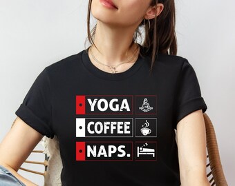 Koszulka z nadrukiem „Yoga Coffee Naps”: swobodny t-shirt w stylu jogi