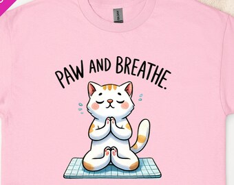 ヨガ猫Tシャツ：前足で呼吸する瞑想子猫のデザイン