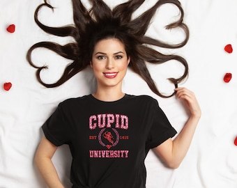 Koszulka z napisem Cupid University Valentine, koszulka walentynkowa, słodka koszulka z napisem Cupid, odzież z motywem miłosnym, modny prezent walentynkowy, koszulka ze strzałą Kupidyna.