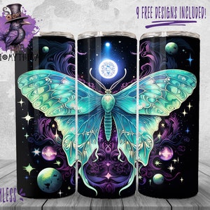 Puede incluir: Un diseño de sublimación que presenta una mariposa verde azulada con un fondo de galaxia. La mariposa tiene una luna brillante en su centro. El diseño es sin costuras y se puede utilizar para vasos, tazas y otros artículos.