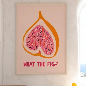 Pu&ograve; includere: Una stampa artistica incorniciata con un'illustrazione stilizzata di un fico. Il fico tagliato mostra un interno rosa con macchie rosse e nere, contornato di arancione, su sfondo rosa chiaro. Il testo "WHAT THE FIG?" &egrave; sotto.
