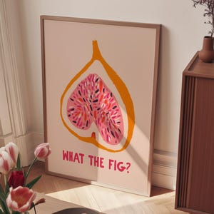 Pu&ograve; includere: Una stampa artistica incorniciata con un'illustrazione stilizzata di un fico. Il fico &egrave; raffigurato in rosa e arancione, con la scritta "WHAT THE FIG?" in rosa. L'opera &egrave; su sfondo rosa chiaro.