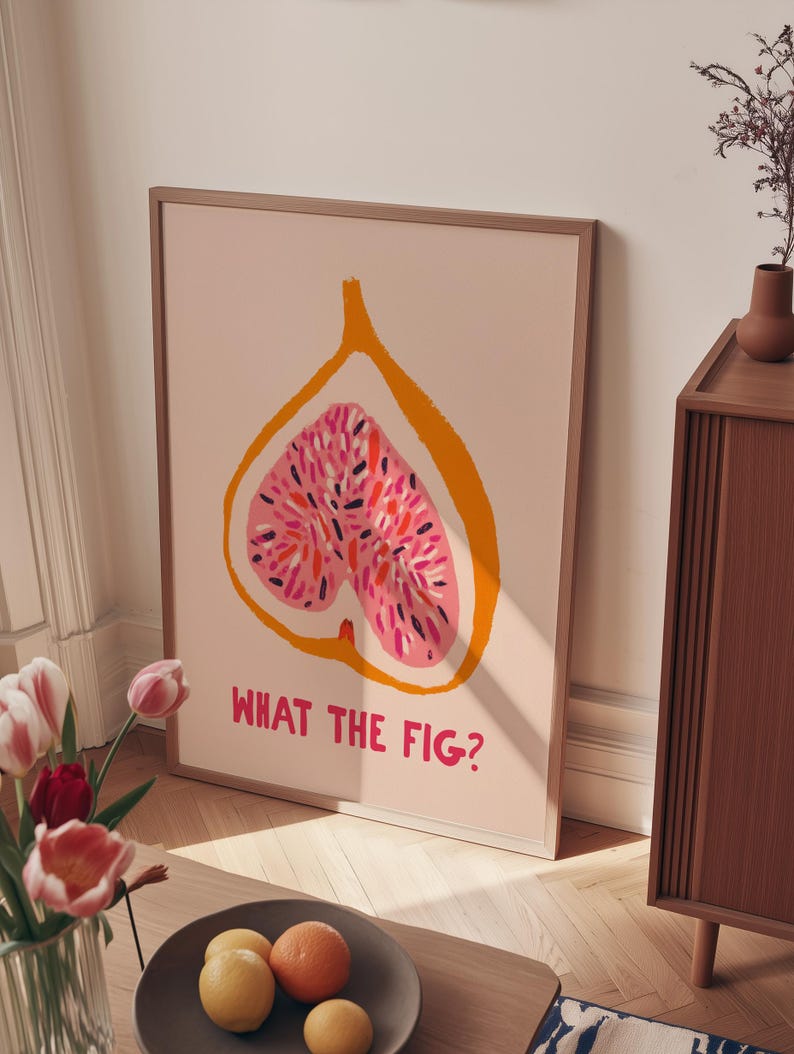 Pu&ograve; includere: Una stampa artistica incorniciata con un'illustrazione stilizzata di un fico. Il fico &egrave; raffigurato in rosa e arancione, con la scritta "WHAT THE FIG?" in rosa. L'opera &egrave; su sfondo rosa chiaro.